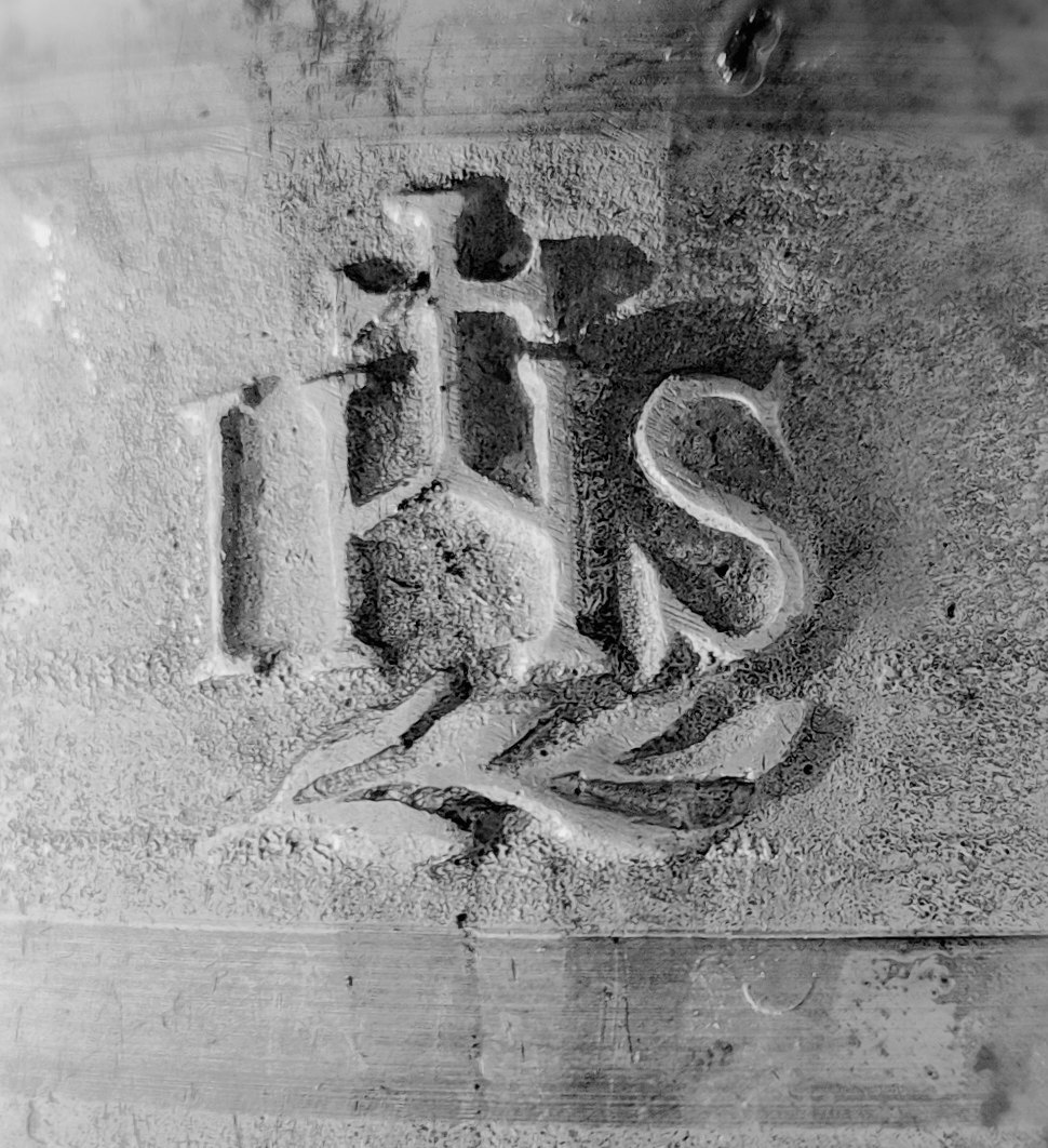 Le monogramme IHS surmonté d'une croix
