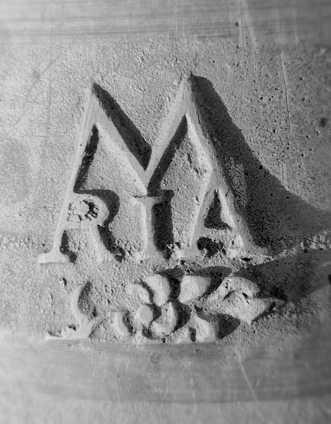 Le monogramme de Marie, le M surmontant une fleur