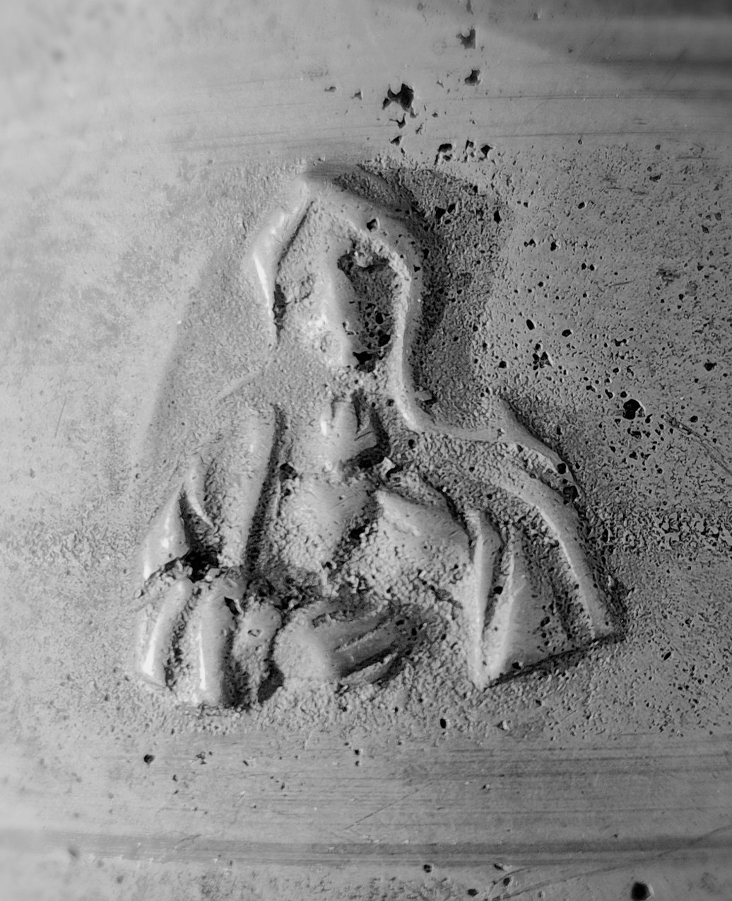 La Vierge en relief, les mains jointes