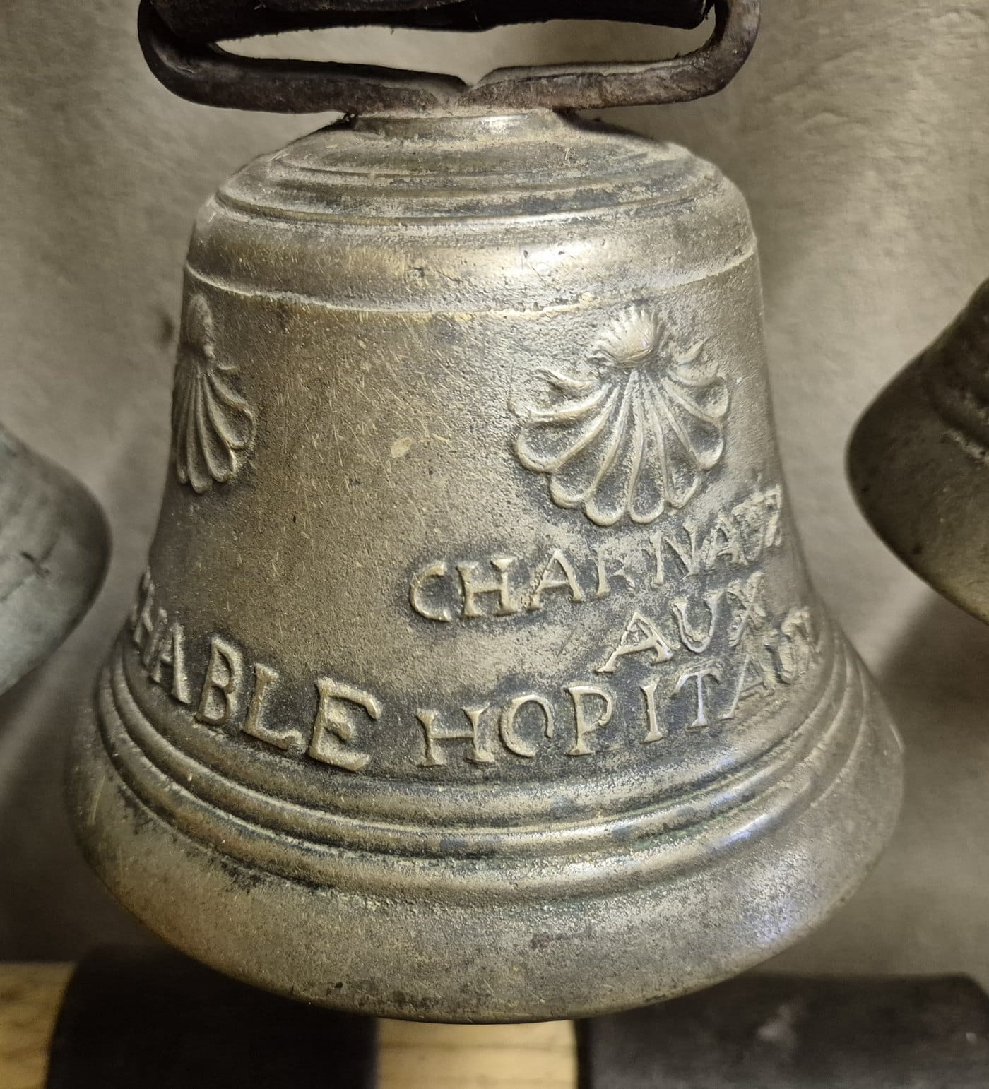L'inscription DE CHABLE et la coquille Saint-Jacques