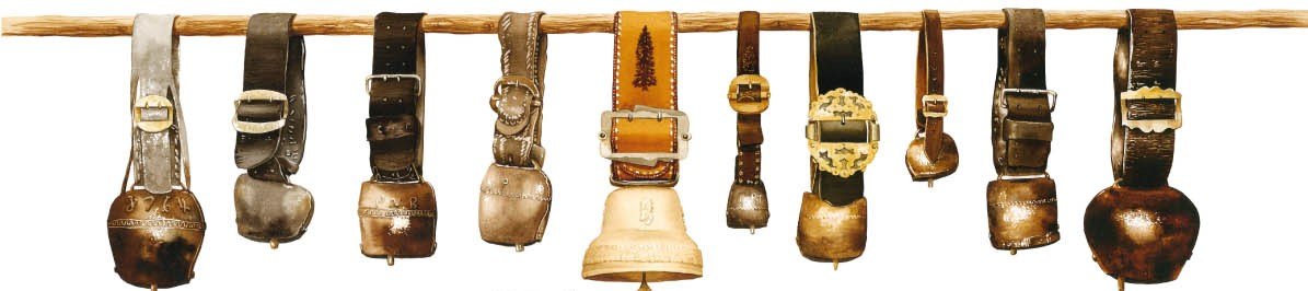 Cloches et sonnailles alignées sur leur perche, le motif repris sur l'affiche de 2012.