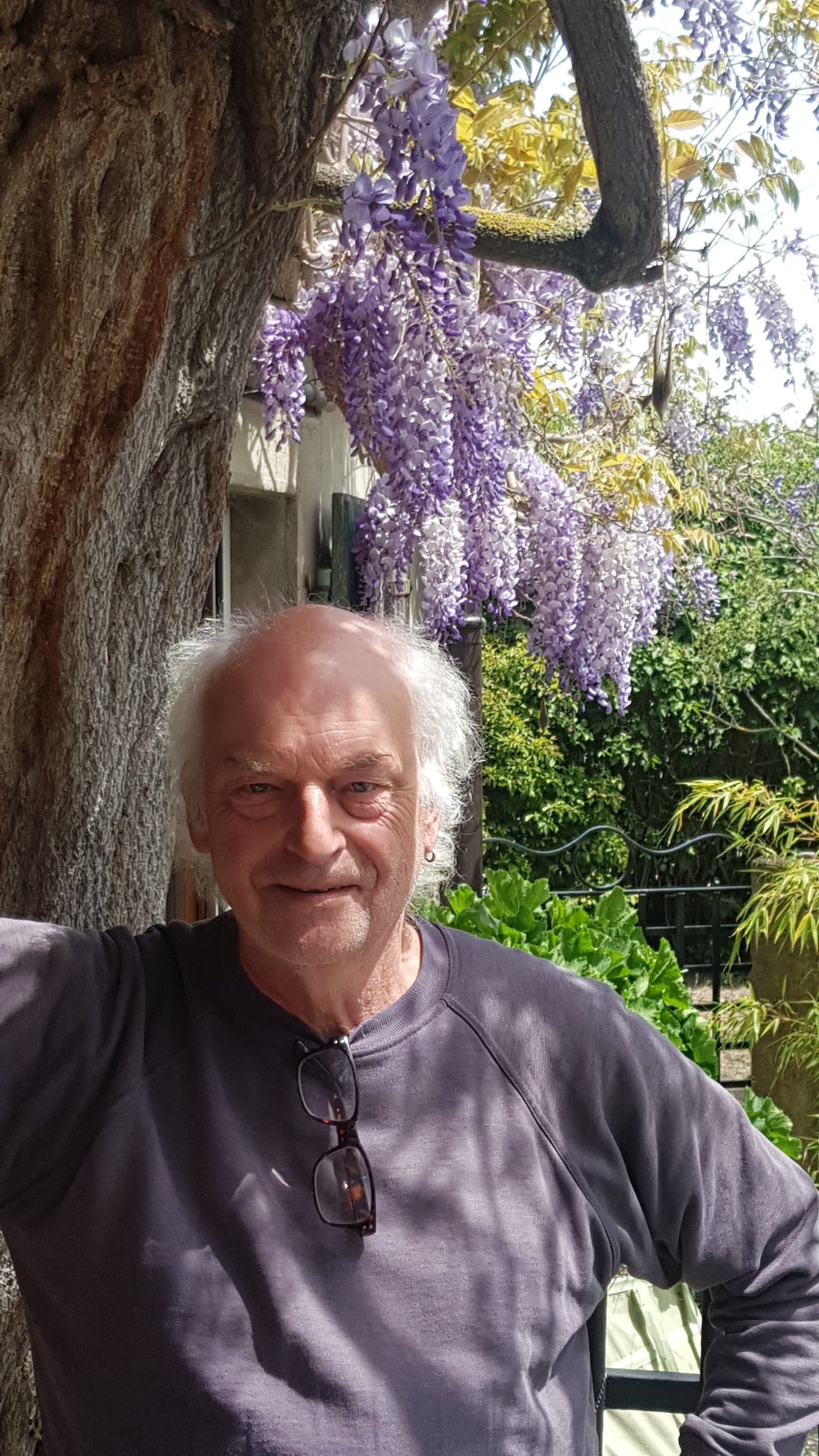 Julian Willis chez lui, sous la glycine.